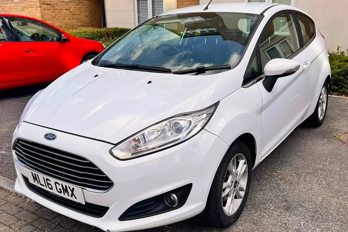 White Ford Fiesta 1.6 automatic, front three-quarter view